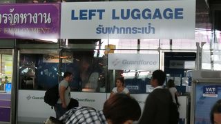 １泊のトランジットでは、空港の荷物預かり所(LEFT　LUGGAGE）は非常に便利