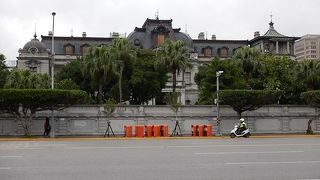 総統府と中正紀念堂の間で見えます。