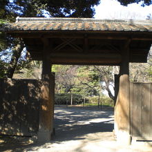 内庭大門に近づき、大門を正面から大きく見ている写真です。