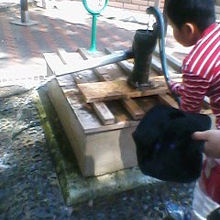 昭和の原っぱにある井戸