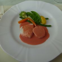 メインは私はシーフードを選択。ビーツのソースが綺麗。