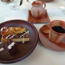デザートもコーヒーも器は備前焼。