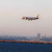 ホテル前（裏）の遊歩道から。空港に着陸するAA機♪