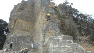 ロッククライミング愛好家で賑わう山