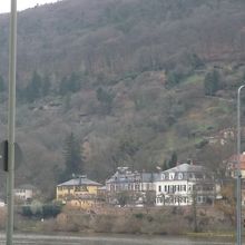 ネッカー川岸から見る哲学の道、左下がカール・テオドール橋