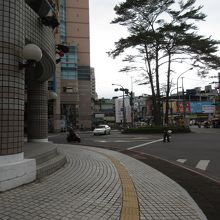 ここは警察署前の変形5差路で左へ。道路をはさんで銀行がありま