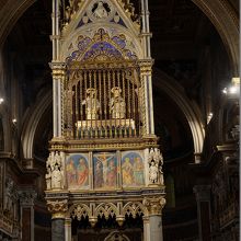 法王の専用祭壇。上部に聖遺物が納められている