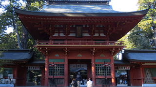 朱塗りの楼門が美しい。