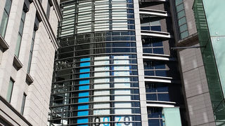 東京駅前にあるショッピングビル