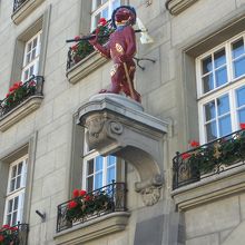 多くの泉のある通りです。