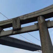 橋のそばにあります。