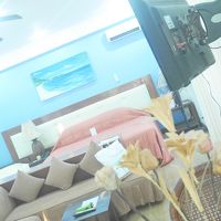 リビング側から見たベッドとソファー