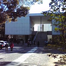 来館者がぽつぽつと集まってきていました