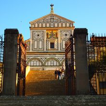 フレンツェに残るロマネスク様式の教会