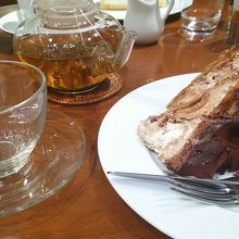 マスカットジャスミンティとチョコレートカスタードケーキ