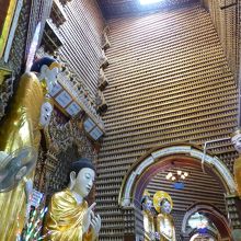 寺院の内部壁には無数の仏像が