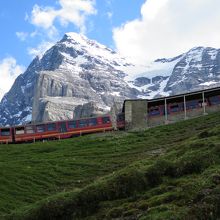 アイガーをバックに山を登る登山電車