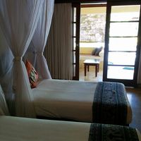 天蓋つきのベットと外のソファ