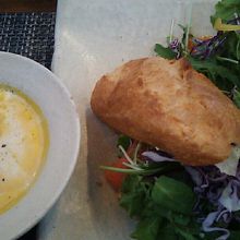 スープとスモークサーモンサンドのセット