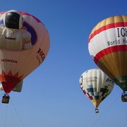 巨大なバルーンが青空にふわりふわり