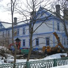 建物背面も重機がいっぱい！ご苦労様です！