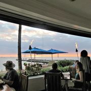 サンセットの時間帯に行きたいワイキキビーチの眺望満点のすばらしいサンセットが楽しめるレストラン。