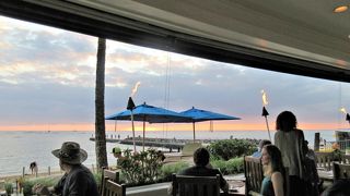 サンセットの時間帯に行きたいワイキキビーチの眺望満点のすばらしいサンセットが楽しめるレストラン。