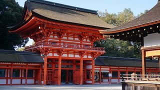 鮮やかな朱色が印象的