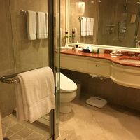 洗面とトイレ。左はシャワーブース。