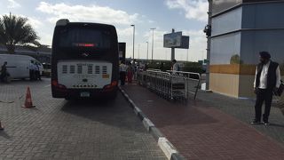 空港での荷物ピックアップが必要です。