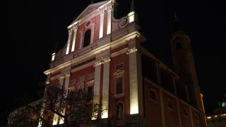 街の中心に立つ教会