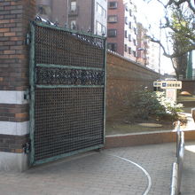 六義公園のレンガ製の塀の裏側です。西側の塀の裏側です。