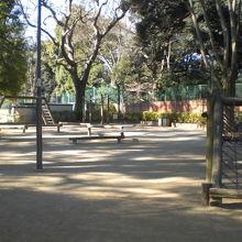 六義公園の園内にある遊具の様子です。いろいろな遊具があります