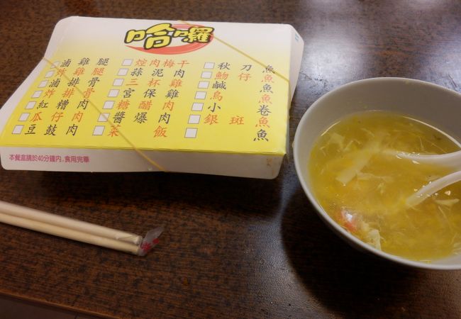 料理がずらっと並ぶ