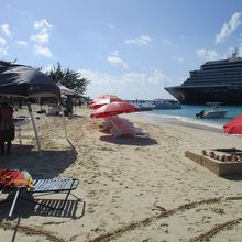 大型クルーズ船とビーチ