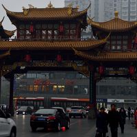 琴台路の入り口に立つ門