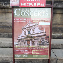 教会前にはコンサートの告知看板が出ていました