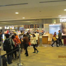 飲食店の行列。