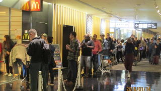 外国人観光客の激増でショップのレジには買い物客が列をなしています。