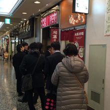 開店直後でこの行列です。