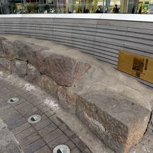 石組みの脇にあるプレート