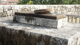 漏刻門の近くの日時計