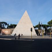 巨大な 個人のお墓　ピラミデ