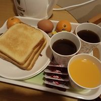 朝食の卵・みかんとトースト（セルフＳ）