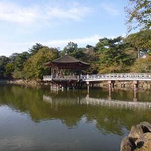 浮見堂が美しい景観を作る。