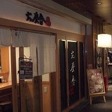 お店の前から横まで行列用のロープが張られています