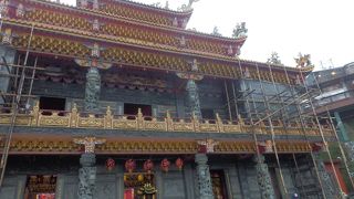 老街バス停の真下