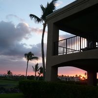 夕暮れのベイクラブ。2階のラナイが私たちの部屋です。