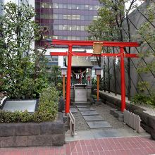 ビルに谷間の神社