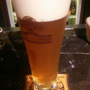 ランドマークのふもとでビール